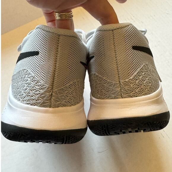 Nike Kyrie Flytrap 6 Athletic Shoes Gray/Red NEW Size 9 - Picture 7 of 9